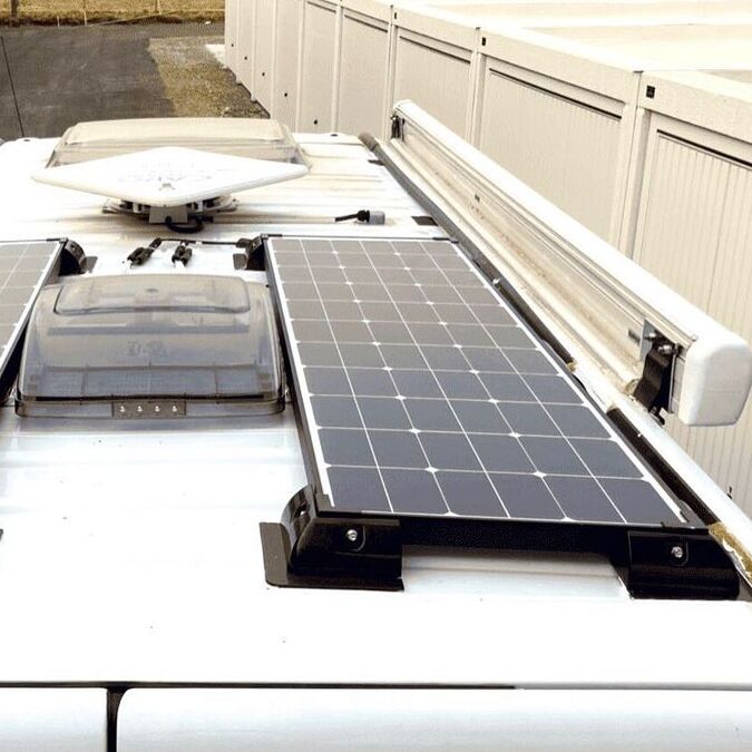 Tragbares solar-photovoltaik-panel, wohnmobil, wohnmobil, wohnmobil,  herbstlandschaft